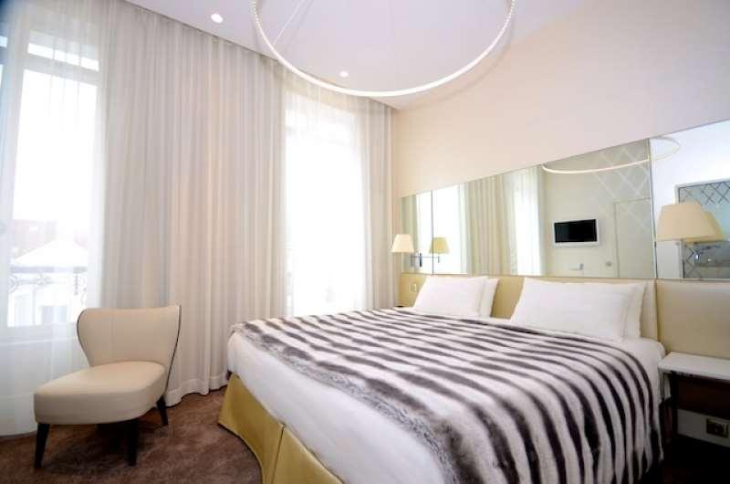 Le César Hôtel Provins Habitación foto