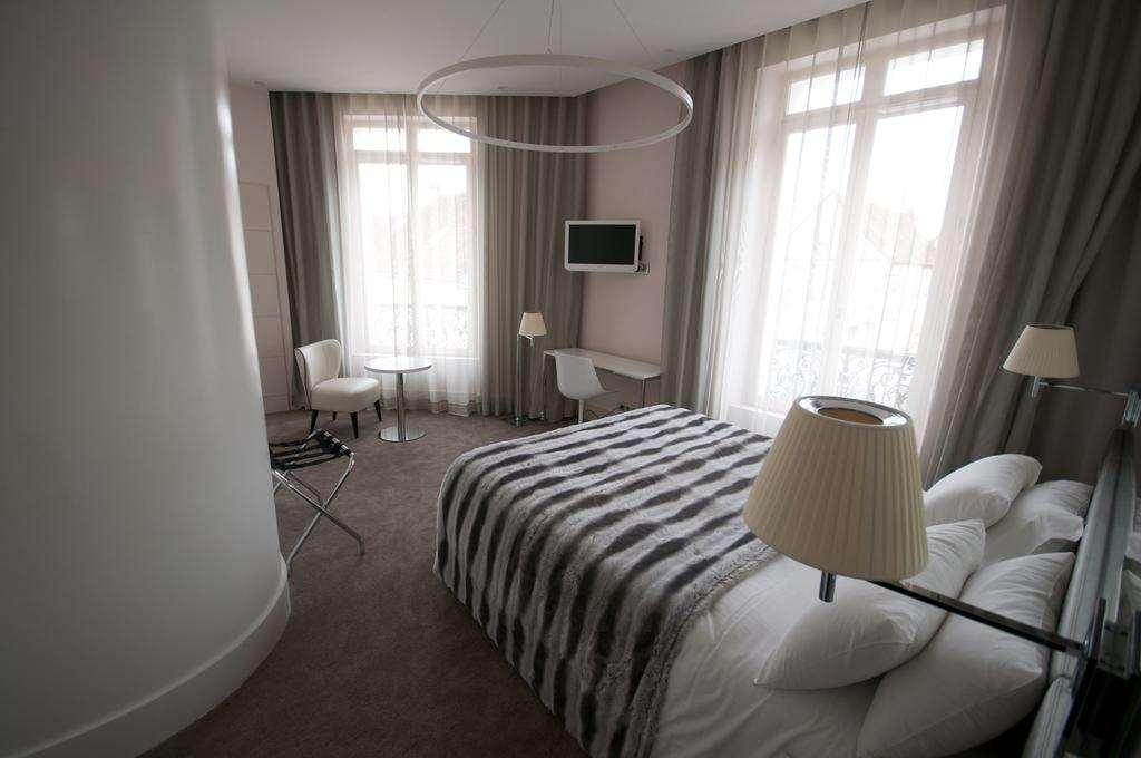 Le César Hôtel Provins Habitación foto