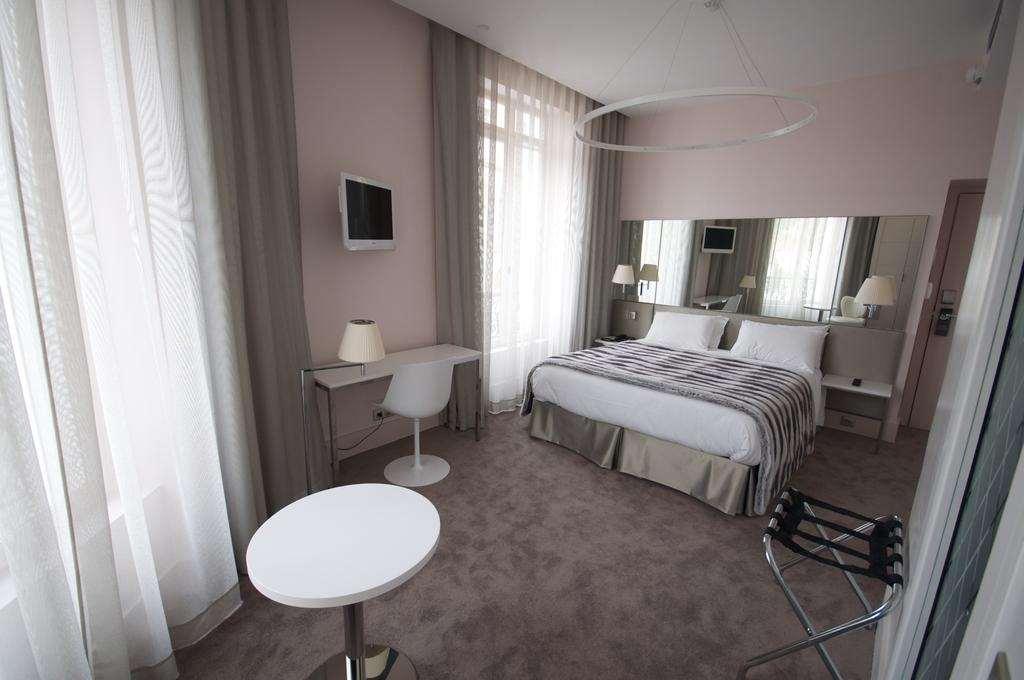 Le César Hôtel Provins Habitación foto