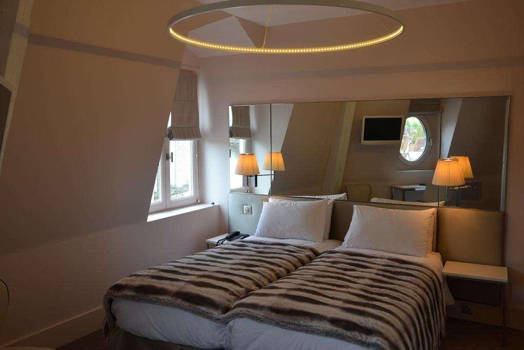 Le César Hôtel Provins Habitación foto