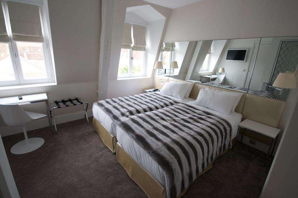 Le César Hôtel Provins Habitación foto